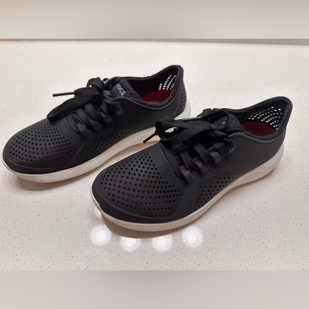 Crocs literide size 7.